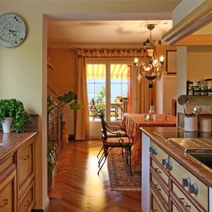 Abbildung einer Mediterranen Kücheneinrichtung.